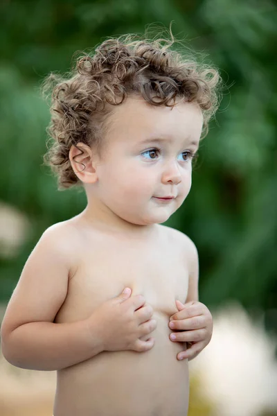Όμορφο Μωρό Σγουρά Μαλλιά Στον Κήπο Χωρίς Shirt — Φωτογραφία Αρχείου