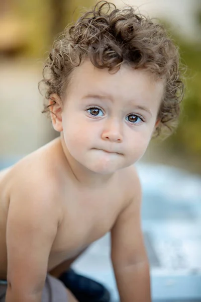Piękne Dziecko Kręconymi Włosami Ogrodzie Bez Koszulki — Zdjęcie stockowe