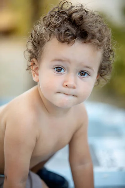 Vacker Baby Med Lockigt Hår Trädgården Utan Shirt — Stockfoto