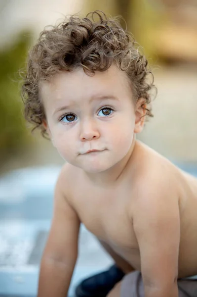 Schönes Baby Mit Lockigem Haar Garten Ohne Shirt — Stockfoto