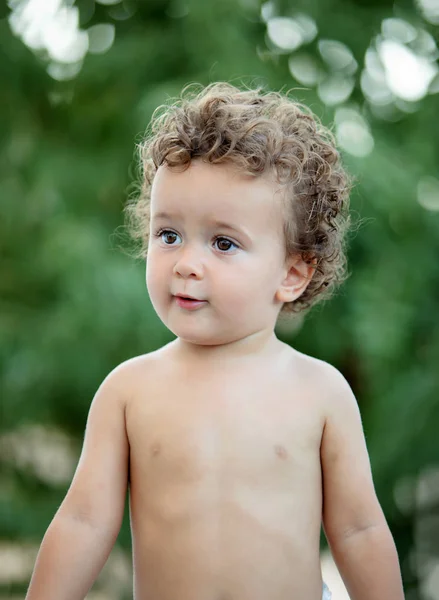 Shirt Olmadan Bahçede Kıvırcık Saçlı Güzel Bebek — Stok fotoğraf