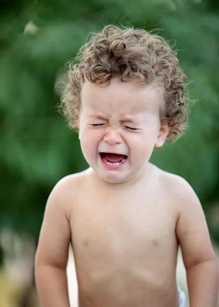 Θλιβερή Μωρό Σγουρά Μαλλιά Που Κλαίει Στον Κήπο — Φωτογραφία Αρχείου