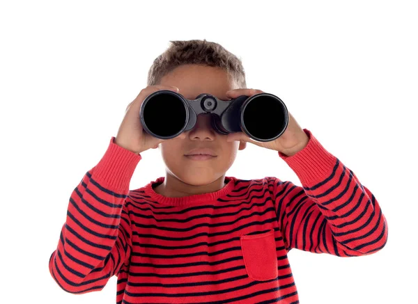 白い背景に分離された双眼鏡でみるラテンの子 — ストック写真