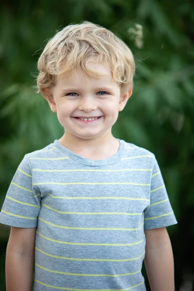 Criança Feliz Com Camiseta Azul Brincando Jardim — Fotografia de Stock
