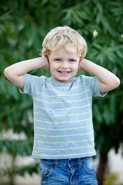 Glückliches Kind Mit Blauem Shirt Spielt Garten — Stockfoto