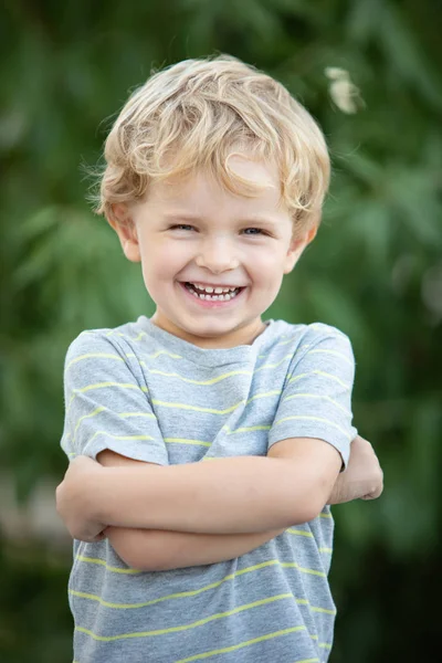 Glückliches Kind Mit Blauem Shirt Spielt Garten — Stockfoto