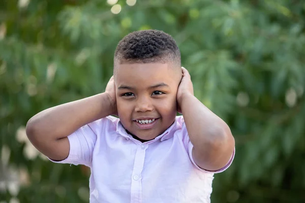 Criança Pequena Cobrindo Seus Ouvidos Belo Parque — Fotografia de Stock