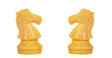 Beyaz şövalyeler yüz yüze. Simetrik satranç parçaları