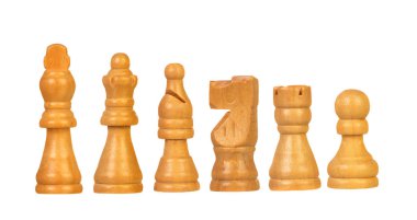 Beyaz arkaplanda izole satranç figürleri