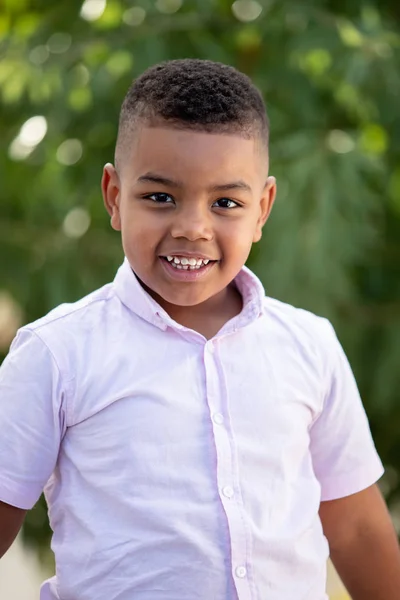 Schattig Latijns Kind Tuin Met Een Prachtig Groen Van Achtergrond — Stockfoto