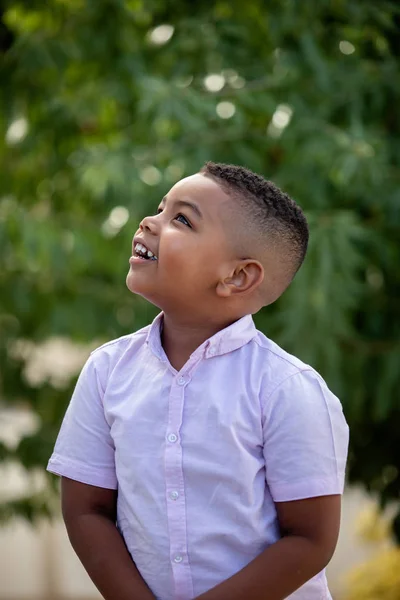 Criança Pequena Pensativa Com Camisa Branca Parque — Fotografia de Stock