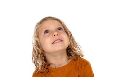 Beyaz arka plan üzerinde izole sarı kazak şirin küçük çocuk