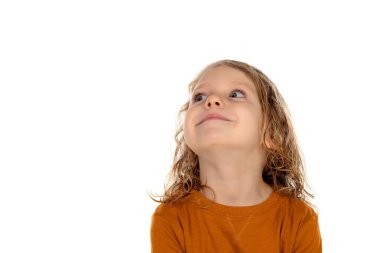 Beyaz arka plan üzerinde izole sarı kazak şirin küçük çocuk