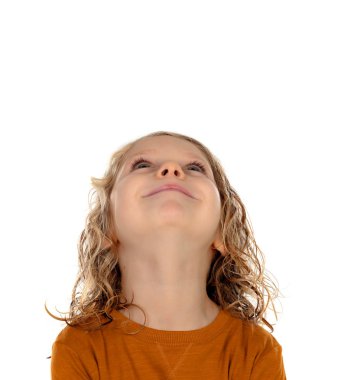 Beyaz arka plan üzerinde izole sarı kazak şirin küçük çocuk