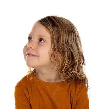 Beyaz arka plan üzerinde izole sarı kazak şirin küçük çocuk