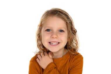 Beyaz arka plan üzerinde izole sarı kazak şirin küçük çocuk