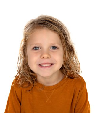 Beyaz arka plan üzerinde izole sarı kazak şirin küçük çocuk