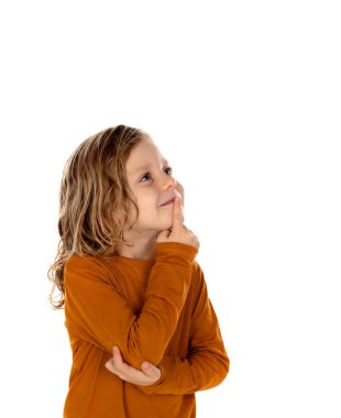 Beyaz arka plan üzerinde izole sarı kazak şirin küçük çocuk