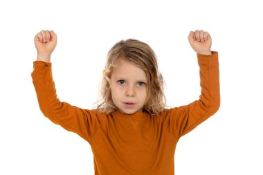 Beyaz arka plan üzerinde izole sarı kazak şirin küçük çocuk