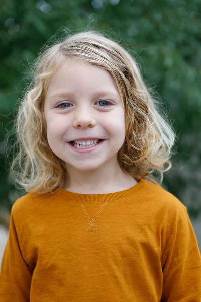 Ładny Mały Chłopiec Yellow Sweter Parku — Zdjęcie stockowe