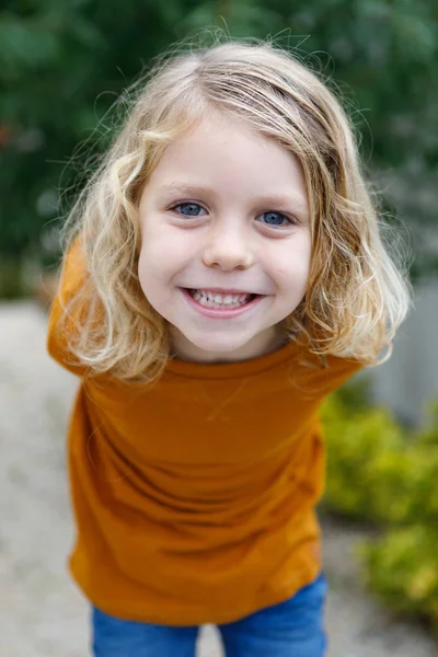 Ładny Mały Chłopiec Yellow Sweter Parku — Zdjęcie stockowe