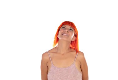 Kızıl saçlı ve pembe elbise beyaz bir arka plan üzerinde izole dalgın kadın