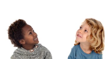 İki mutlu çocuk ararken üzerinde beyaz bir artalanları izole