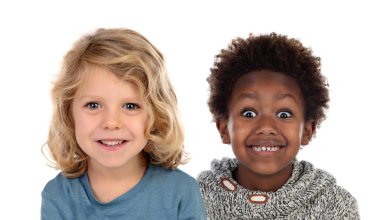 İki mutlu çocuk ararken üzerinde beyaz bir artalanları izole