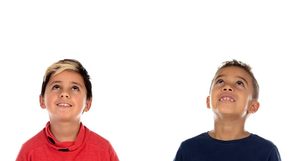 Δύο Χαρούμενα Παιδιά Κοιτώντας Ψηλά Απομονώνονται Ένα Λευκό Φόντο — Φωτογραφία Αρχείου