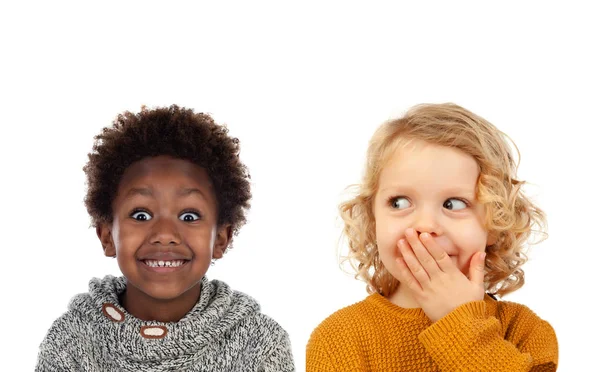 Dwoje Małych Dzieci Obejmujące Ich Usta Białym Tle Białym Tle — Zdjęcie stockowe