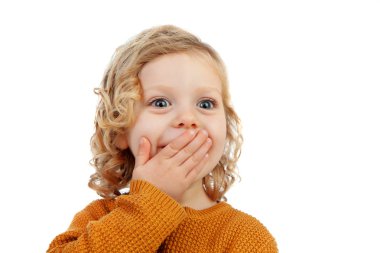 Uzun saçlı mutlu sarışın çocuk beyaz bir arka planda izole edilmiş.