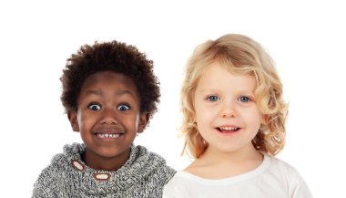 Beyaz bir arka plan üzerinde izole ağızları kapsayan iki küçük çocuk