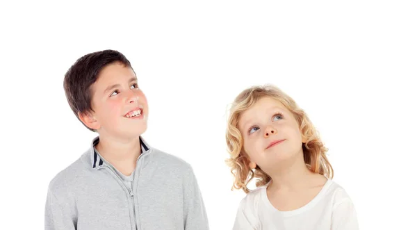 Deux Enfants Levant Les Yeux Isolés Sur Fond Blanc — Photo