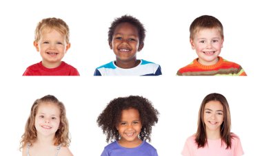 Beyaz bir arka plan üzerinde izole gülen farklı çocuklar