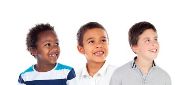 Beyaz arka planda izole gülümseyen çocuklar