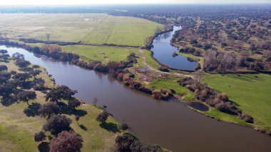 İspanya'da kırsal boyunca iki nehir havadan görünümü