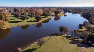 İspanya'da kırsal boyunca iki nehir havadan görünümü