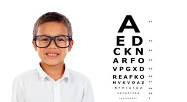 Gözlüklü komik çocuk görüşünü kontrol ediyor 