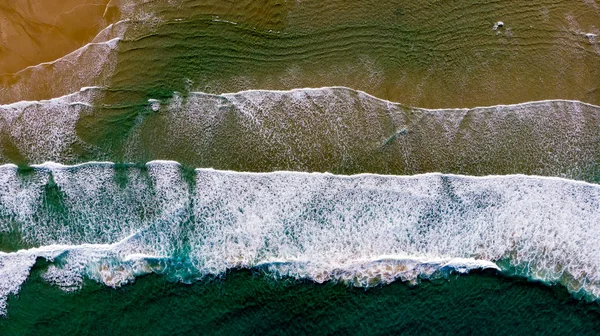 波とビーチの美しい航空写真 自然な質感と色 — ストック写真