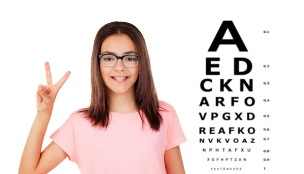 Adorável Adolescente Com Óculos Verificando Sua Visão — Fotografia de Stock