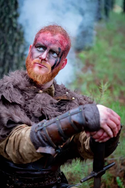 Bloedige Echte Viking Met Zijn Zwaard Het Platteland Training Voor — Stockfoto