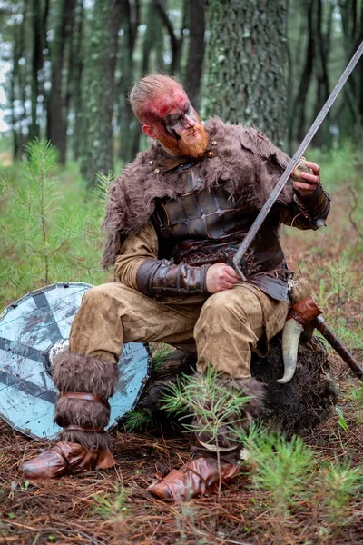 Verdadeiro Viking Afiar Espada Com Uma Pedra Pronto Para Luta — Fotografia de Stock