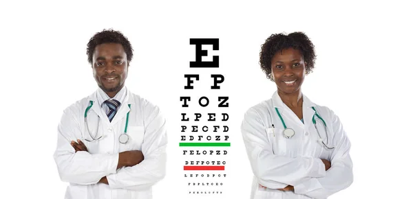 背景に視力検査チャートを持つパートナー医師 — ストック写真