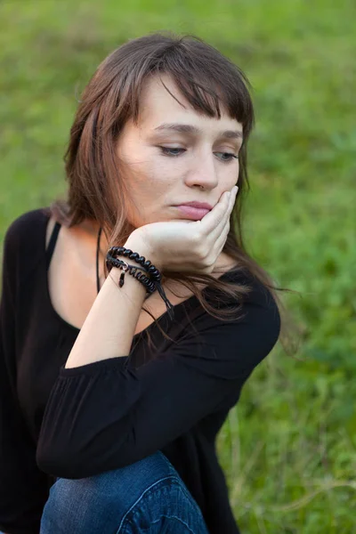 Belle Femme Brune Aux Yeux Bleus Dans Parc — Photo