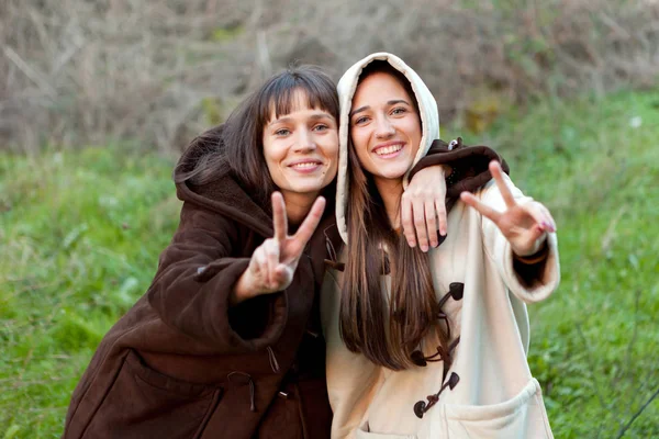 Outdoor Portrait Two Happy Sisters Relaxed Park — Stock Photo, Image