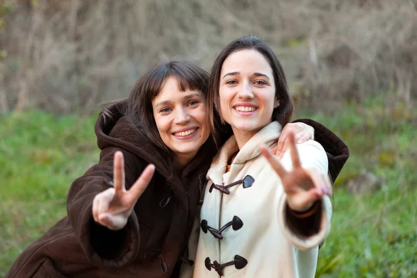 Portrait Extérieur Deux Sœurs Heureuses Détendues Dans Parc — Photo