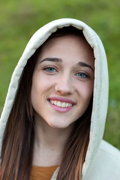 背景の自然の緑の外笑みを浮かべて十代の少女 — ストック写真