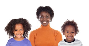 Güzel Afrikalı aile beyaz arka plan izole güzel bir gülümseme ile kamera bakıyor