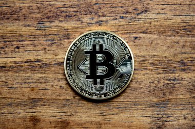 Ahşap arka planile Altın Bitcoin Sikke Close Up