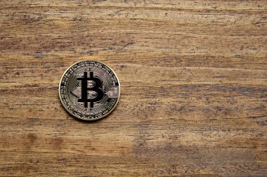 Ahşap arka planile Altın Bitcoin Sikke Close Up